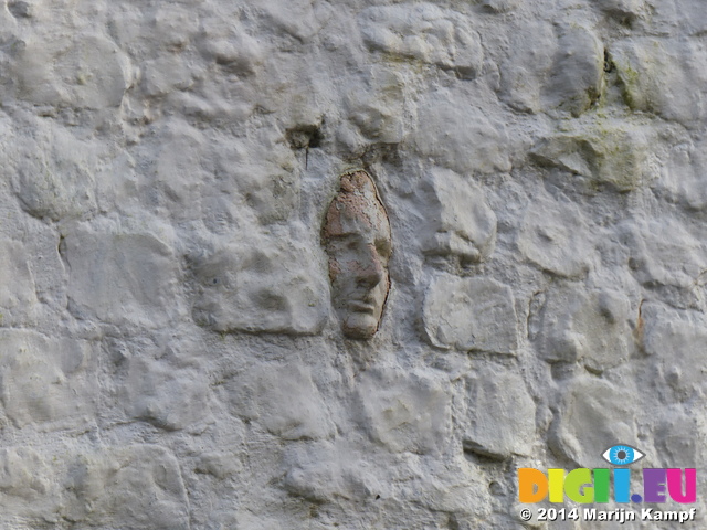 LZ00487 Face in wall